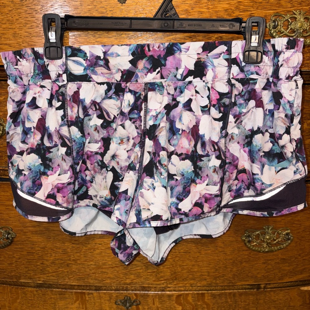 Lululemon Hotty Hot Short 2.5” Size 12 / Deep Phantom Floral - Picture 9 of 10
